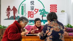 顾客呼喊着：“暖洋洋的馒头、花卷现做现卖